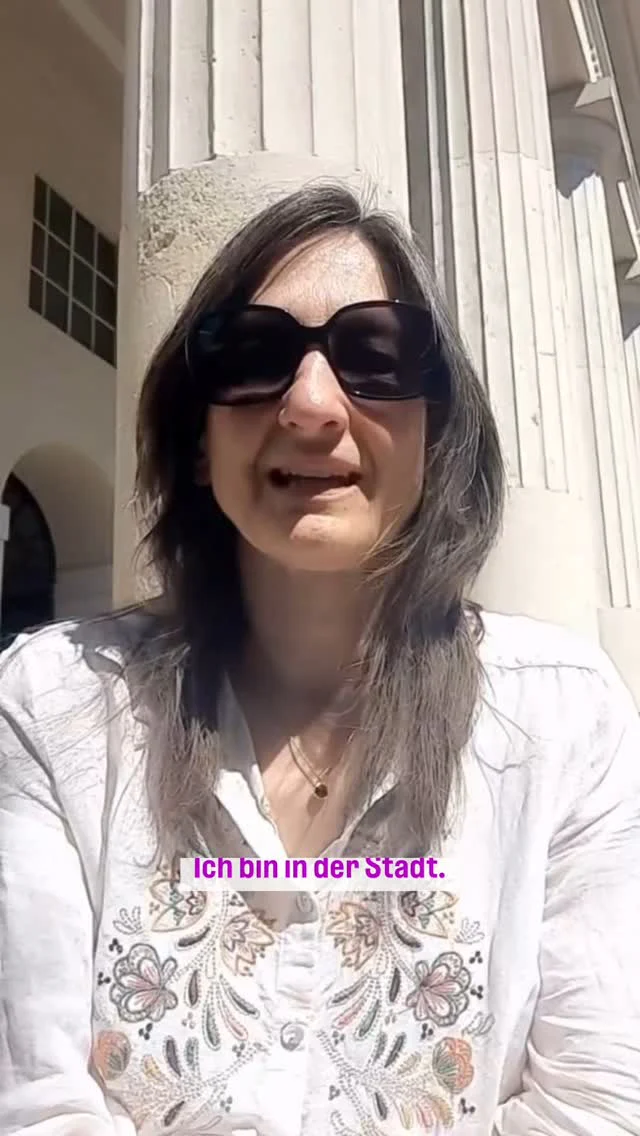 Können aus „Stiefschwestern“ noch echte „Schwestern“ werden?
Unser Podcast „Stadt, Land, Krise“ startet mit einer Mini-Staffel zum Thema „Solidarität unter Frauen*“. Den Anfang macht ein Gespräch mit den Autorinnen Maren Wurster und @hauser.franziska zu ihrem tollen Sammelband „Ost*West*Frau*“. Wieviel Solidarität gibt und gab es unter Frauen* aus Ost- und Westdeutschland? Hört rein - überall wo es Podcasts gibt! #feminismus #frauenstudienmuenchen #buchtipp #feministischeliteratur #frankfurterverlagsanstalt