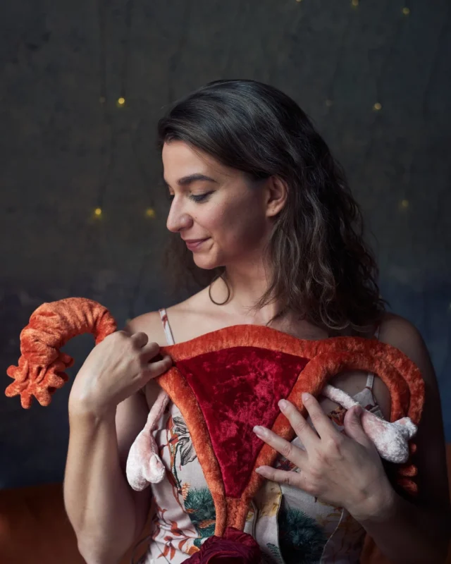 Wir möchten euch jemanden vorstellen: Rena Föhr (@renafoehr)!

Sie ist Zyklus-, Sexual- und Paarberaterin und Autorin. Vielleicht habt ihr schon unsere Podcast-Folge von Stadt, Land, Krise mit ihr angehört? Darin spricht sie mit Barbara Streidl (@barbarastreidl) und Laura Freisberg (@lebelaura) über die Tabus rund um Menstruation und Menopause.

Wenn ihr lieber lest: sie hat auch ein Buch geschrieben: “Know your flow - unseren Zyklus verstehen für ein besseres Körpergefühl und besseren Sex”. Toll, um das eigene Zykluswissen aufzufrischen oder um das Buch der jüngeren Cousine zu schenken.

Oder checkt mal ihren Account @renafoehr mit vielen informativen Postings zum Beispiel zum Thema Ernährung und Zyklus.

📷 Foto: @lambertfotografiert

#zykluswissen #frauengesundheit #feminismus #knowyourflow
